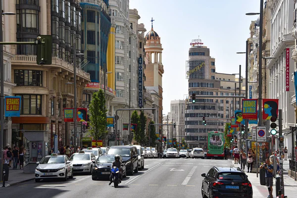 Madrid, Spanje - Calle Gran Via en het Carrion-gebouw (Hoofdstedelijk Gebouw)) — Stockfoto