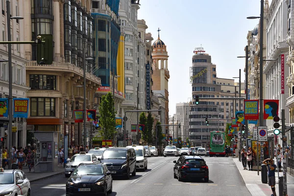 Madrid, Spanje - Calle Gran Via en het Carrion-gebouw (Hoofdstedelijk Gebouw)) — Stockfoto