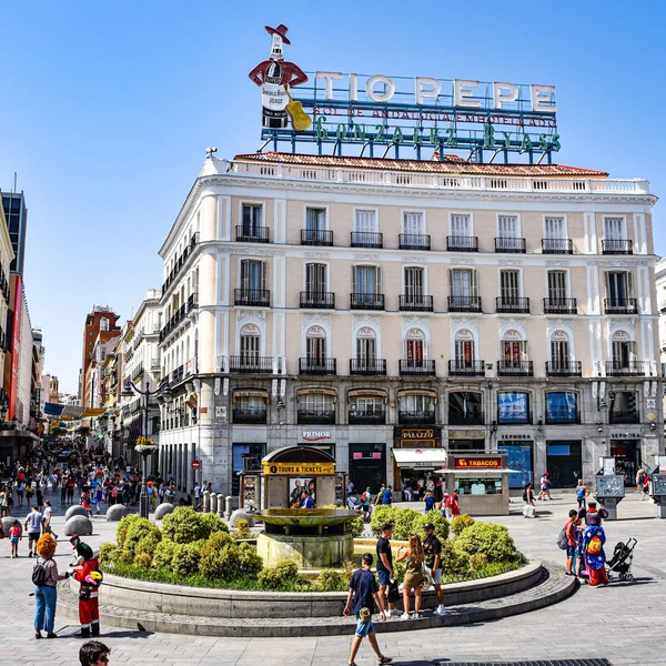 Madrid, Espanha - Sinal de néon acima da praça pública da Puerta del Sol — Fotografia de Stock