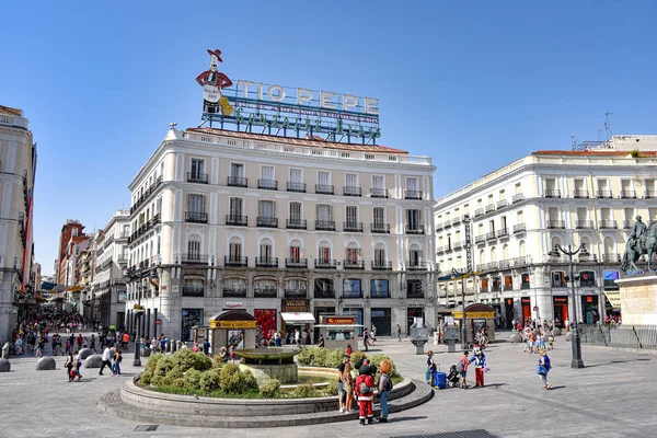 Madrid, Espagne Panneau néon au-dessus de la place publique Puerta del Sol — Photo