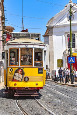 Lizbon, Portekiz 'in Alfama ilçesinde toplu taşımacılık sağlayan tramvaylar