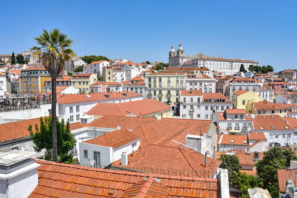 Lissabon, Portugal - Sommerlicher Blick über die Dächer des Viertels Alfama — Stockfoto