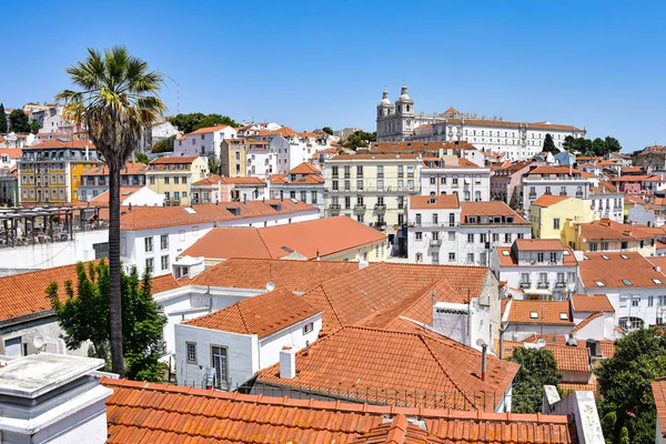 Lissabon, Portugal - Sommerlicher Blick über die Dächer des Viertels Alfama — Stockfoto