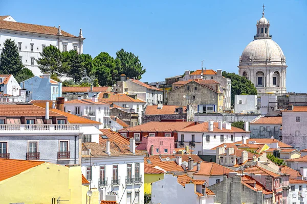 Lissabon, Portugal - Sommerlicher Blick über die Dächer des Viertels Alfama — Stockfoto