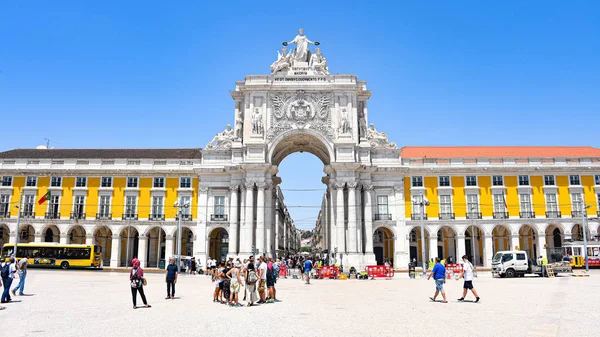 Lisboa, Portugal - Praca do Comercio, praça pública às margens do rio Tejo — Fotografia de Stock