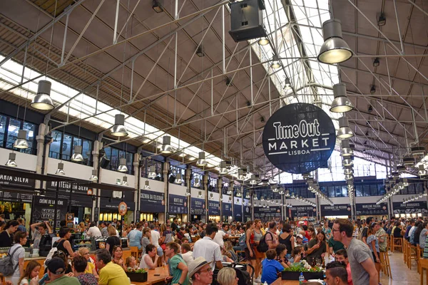 Lizbon, Portekiz - Time Out Market 'teki Lokantalar, Lizbon, Portekiz' de popüler bir gurme merkezi.