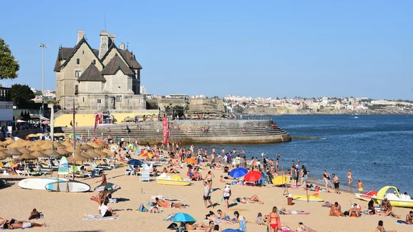 Bañistas disfrutando del calor del verano en las playas de Cascais, Portugal — Foto de Stock
