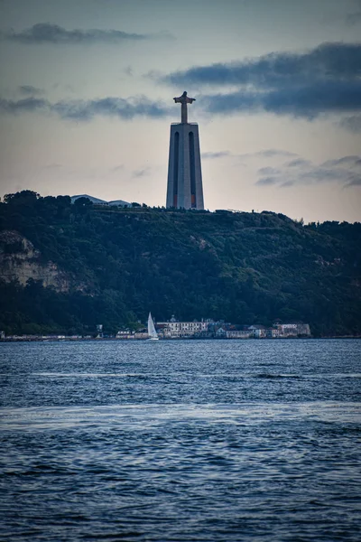 Lisabon, Portugalsko - Kristus Socha krále s výhledem na řeku Tagus v Lisabonu, Portugalsko — Stock fotografie