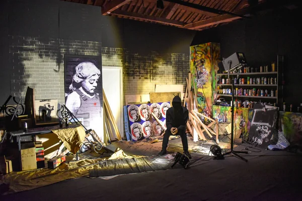 Lissabon, Portugal - Ausstellung "Genius oder Vandalismus" mit Werken des Künstlers Banksy im Cordoaria Nacional — Stockfoto