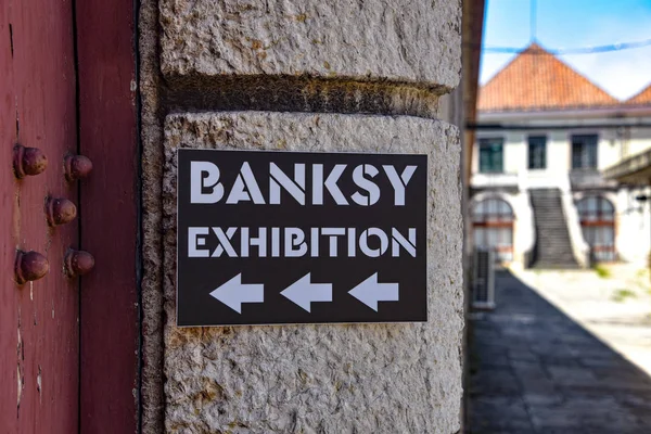 Lizbon, Portekiz - Cordoaria Nacional 'da' Banksy 'adlı sanatçının çalışmalarının' Dahi veya Vandal 'sergisi