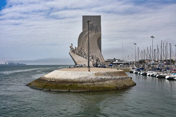 Lissabon, Portugal - Padrao dos Descobrimentos (Monument voor de Ontdekkingen), kijkt uit over de rivier de Taag in Belem — Stockfoto