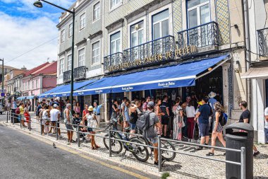 Lizbon 'daki Pasteis de Belem pastanesi ve kafe önünde bir sürü ziyaretçi.