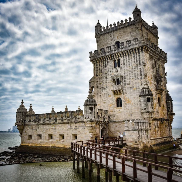 Lisboa, Portugal - Torre de Belém, fortaleza medieval com vista para o estuário do rio Tejo — Fotografia de Stock