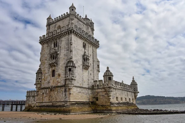 Лисбон, Португалия - Башня Белем, средневековая крепость, возвышающаяся над эстуарием реки Лус — стоковое фото