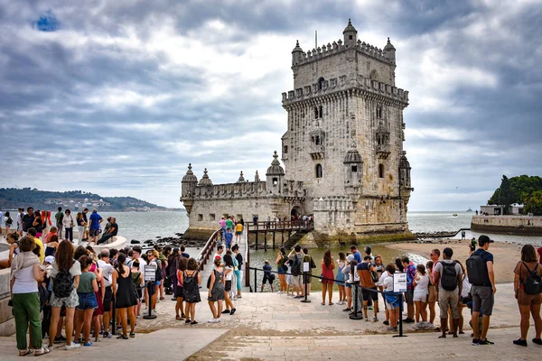 Lisboa, Portugal - Multidões de turistas na entrada da Torre de Belém — Fotografia de Stock