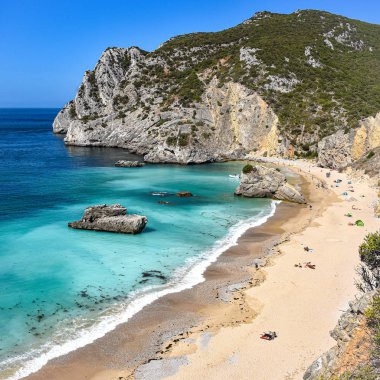 Praia Ribeira do Cavalo, Portekiz 'in Sesimbra kasabası yakınlarında bir plaj.