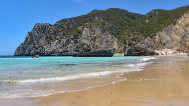Praia Ribeira do Cavalo, Portekiz 'in Sesimbra kasabası yakınlarında bir plaj.