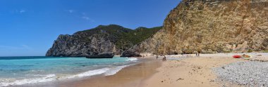 Praia Ribeira do Cavalo, Portekiz 'in Sesimbra kasabası yakınlarında bir plaj.