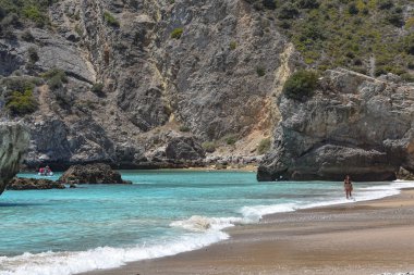Praia Ribeira do Cavalo, Portekiz 'in Sesimbra kasabası yakınlarında bir plaj.