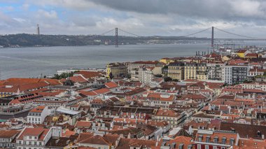 Sao Jorge şatosundan Lizbon ve Tagus nehrinin manzarası