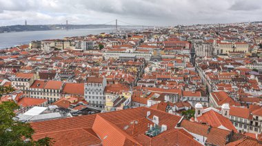 Sao Jorge, Alfama 'dan Lizbon ve Tagus nehri manzaralı.