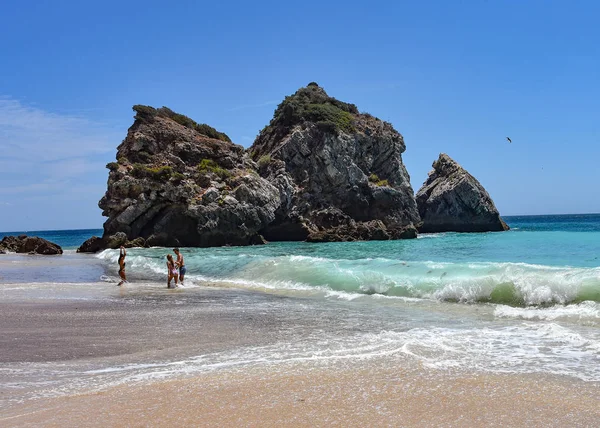 Sesimbra, Portugal - Praia Ribeira do Cavalo, una playa escondida cerca de la ciudad de Sesimbra, Portugal — Foto de Stock