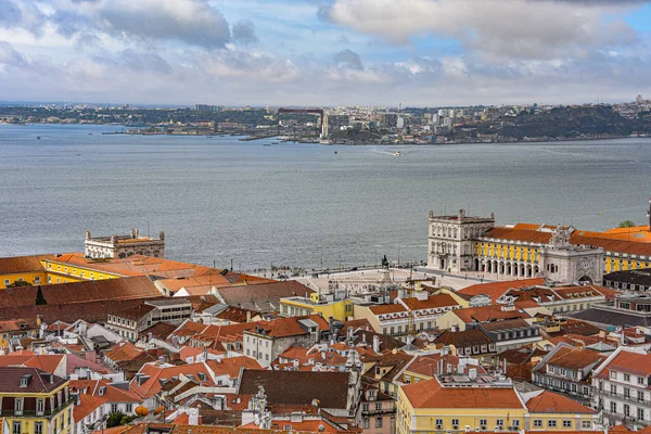 Blick von der Burg Sao Jorge auf Lissabon und den Tejo — Stockfoto