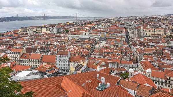 Blick über Lissabon und den Tejo von der Burg Sao Jorge, Alfama — Stockfoto