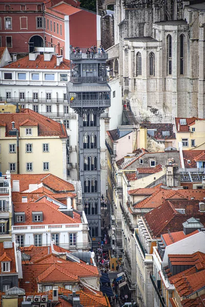 Lizbona, Portugalia - 24 lipca 2019: Podnośnik Santa Justa, żelazna winda w zabytkowym starym mieście Lizbona — Zdjęcie stockowe