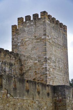 Lizbon, Portekiz - Lizbon Kalesi 'nin dış duvarı ve kuleleri (Castelo de Sao Jorge)