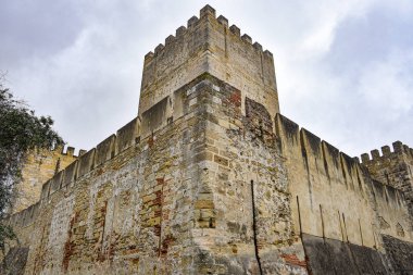 Lizbon, Portekiz - Lizbon Kalesi 'nin dış duvarı ve kuleleri (Castelo de Sao Jorge)