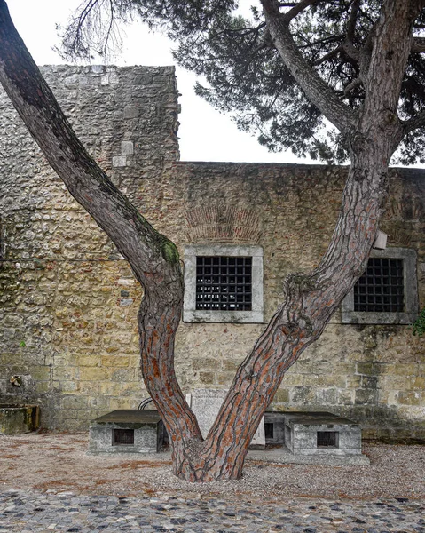 Lissabon, Portugal - Außenmauer und Türme der Burg von Lissabon (Castelo de Sao Jorge)) — Stockfoto