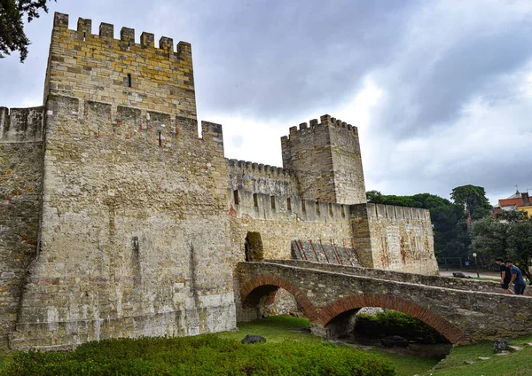 포르투갈 리스본 - 리스본 성 의외 벽 과 탑 ( 카스텔로데사 오르 )) — 스톡 사진