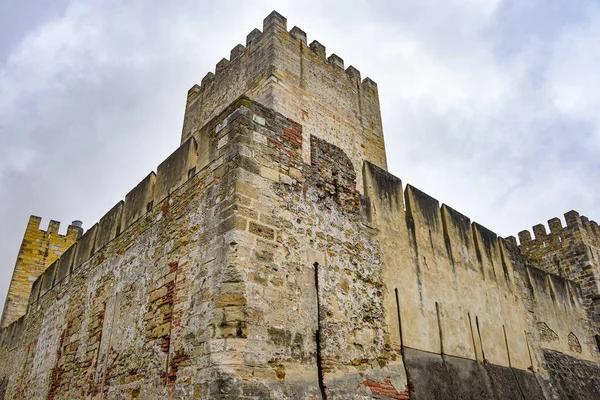 Lisboa, Portugal - Parede externa e torres do Castelo de Lisboa (Castelo de São Jorge) — Fotografia de Stock