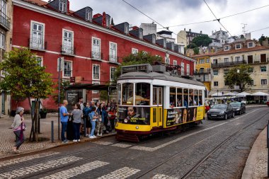 Lizbon, Portekiz 'in Alfama ilçesinde toplu taşımacılık sağlayan tramvaylar