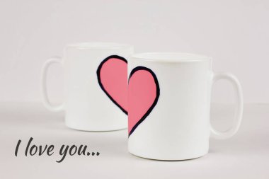 Pembe kalp seni seviyorum işareti ile beyaz arka plan üzerinde iki bardak çizilmiş. Sevgililer günü kartı, aşk, Çift, düğün kavramı