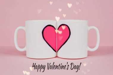 Pembe kalp iki bardak metin Happy Valentine's day ile pembe arka plan üzerinde çizilmiş. Sevgililer günü tebrik kartı
