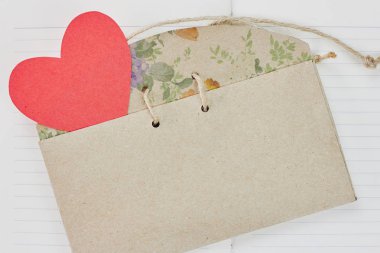 Vintage karton zarf ve defter kalp şeklinde kırmızı kağıt Sevgililer. Sevgililer günü kartı, düğün davetiyesi, kavram seviyorum. Düz yatıyordu, en iyi görünümü kopya alanı ile alay etmek yukarıya