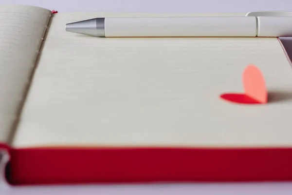 Открыта Пустая Тетрадь Ручка Красное Бумажное Сердце Открытка День Святого — стоковое фото