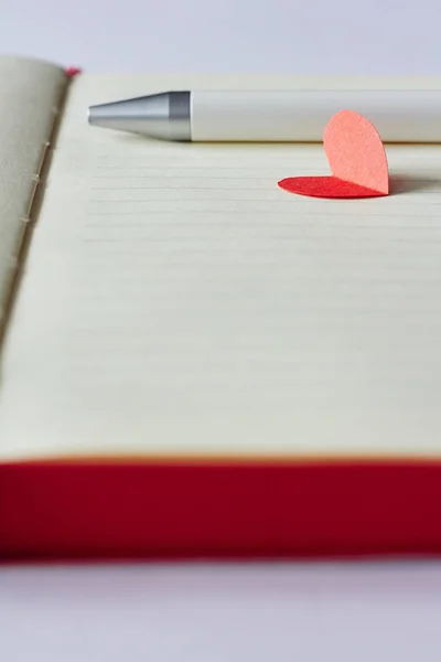 Geopende Lege Notebook Pen Papier Rood Hart Valentijnskaart Bruiloft Checklist — Stockfoto