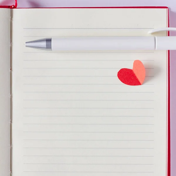 Lege Pagina Het Notitieblok Pen Rood Papier Hart Valentijnskaart Bruiloft — Stockfoto