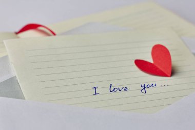 I aşk sen ve zarf içinde kırmızı kağıt kalp işareti ile defter kağıt sayfası. Sevgililer günü, nişan, aşk kavramı