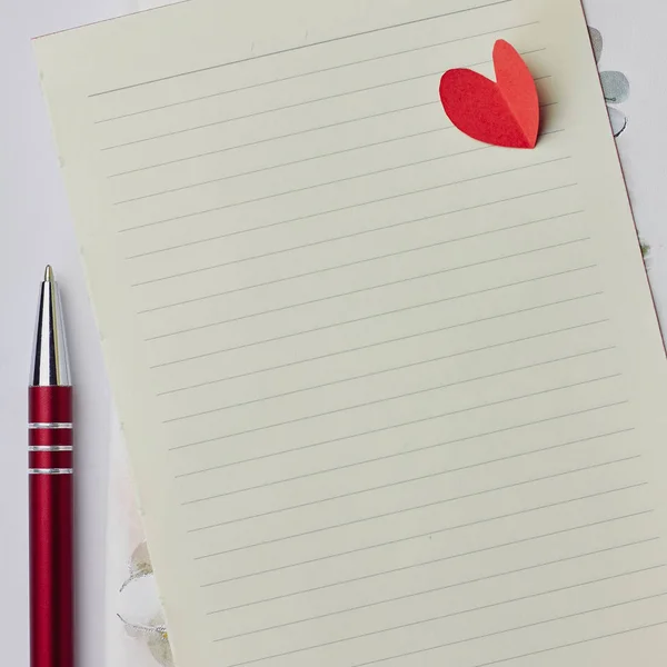 Пустая Страница Блокнота Ручки Красного Бумажного Сердца Открытка День Святого — стоковое фото