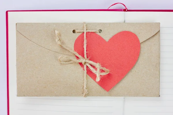 Rood Papier Valentijn Een Vorm Van Hart Vintage Kartonnen Envelop — Stockfoto