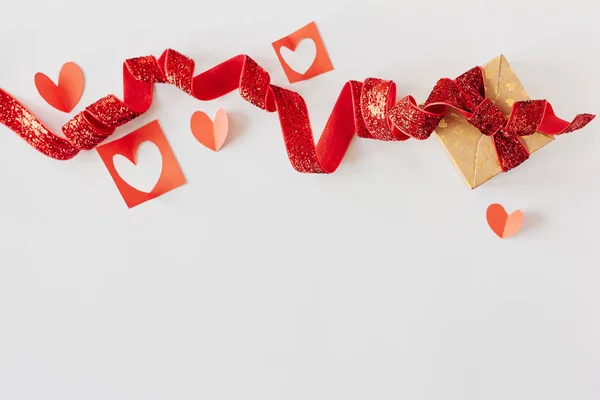 Ambachtelijke Cadeau Doos Met Rood Lint Rood Papier Hart Een — Stockfoto