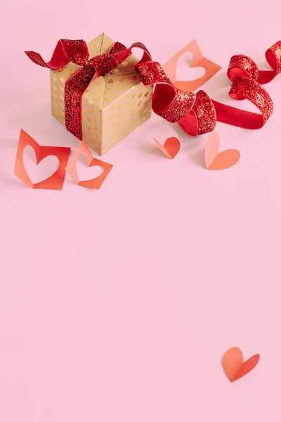 工艺礼品盒与红色丝带和红色纸心脏在粉红色的背景 情人节 节日礼物概念 — 图库照片