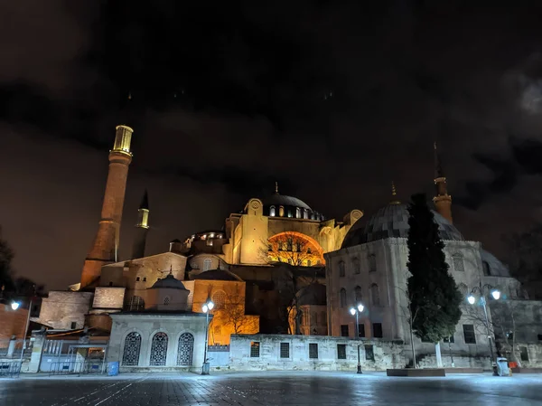 Büyük tarihi bina Ayasofya, İstanbul, Türkiye. Gece görünümü
