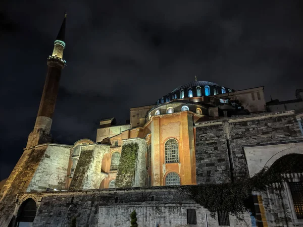 Büyük tarihi bina Ayasofya, İstanbul, Türkiye. Gece görünümü