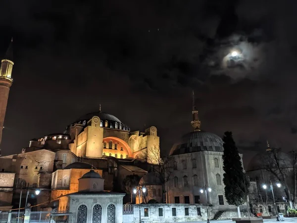 Büyük tarihi bina Ayasofya, İstanbul, Türkiye. Gece görünümü