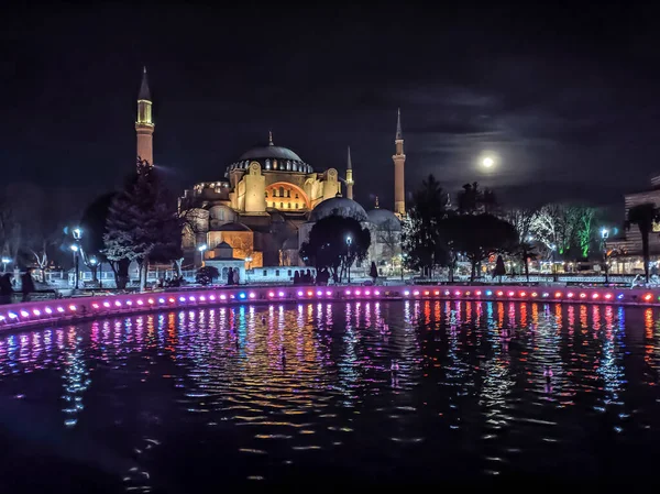 Büyük tarihi bina Ayasofya, İstanbul, Türkiye. Gece görünümü
